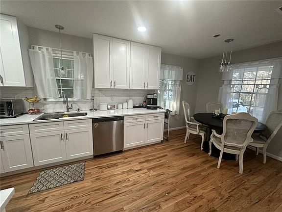 3rd image of 1114 E Magnolia Ave