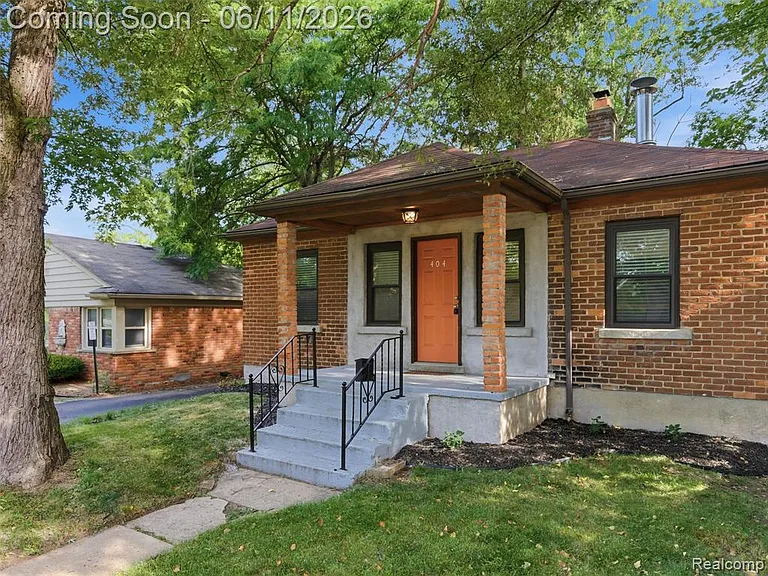 404 La Plaza Ct — Photo 2