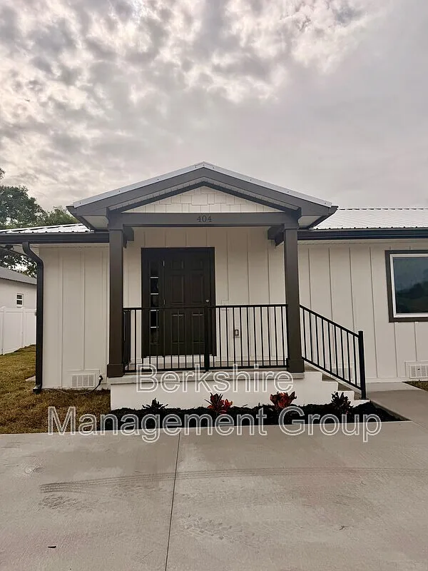 2 bed, 1.0 bath, 875 sqft, $1,375 — Photo 1