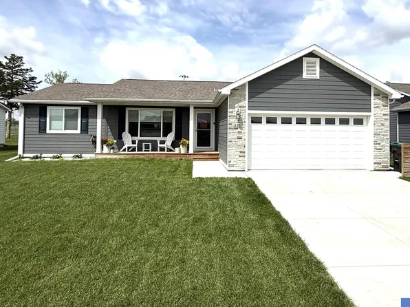 835 N 26th St, Beatrice, NE 68310
