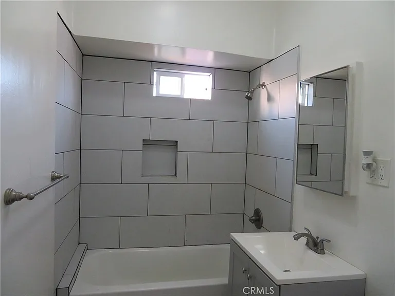 3923 1/4 S Normandie Ave — Photo 12