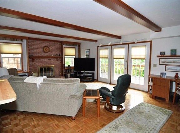 5th image of 3382 Sherbrooke Dr