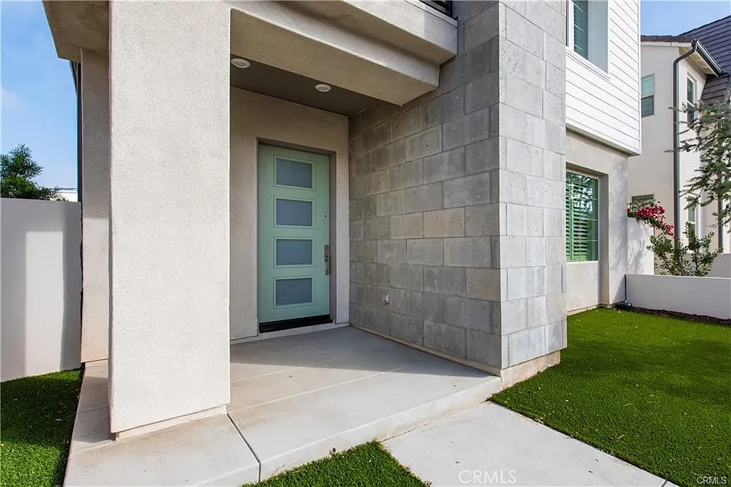 3 bed, 2.5 bath, 2393 sqft, $5,850 — Photo 4