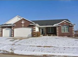 2813 Pioneer Ct, Davenport, IA 52804