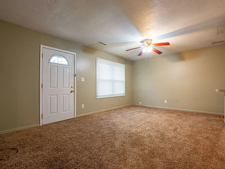 1410 Lindwood Dr — Photo 6