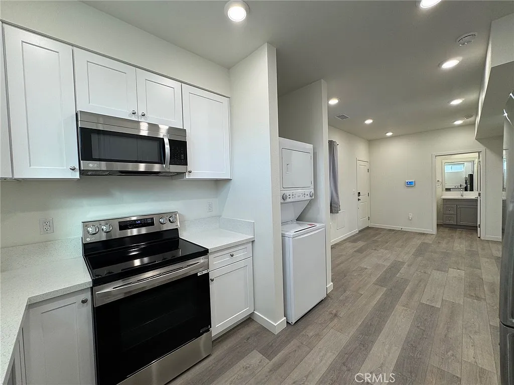 3 bed, 1166 sqft, $3,988 — Photo 1