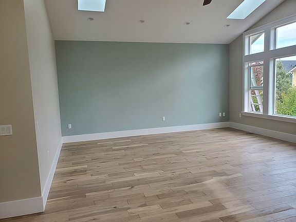 3rd image of 275 Edgewood Cres