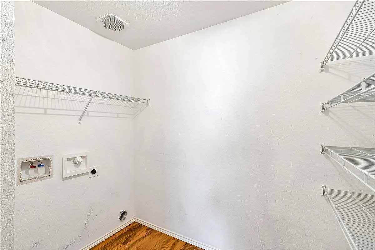 3 bed, 2.0 bath, 1938 sqft, $2,200 — Photo 4