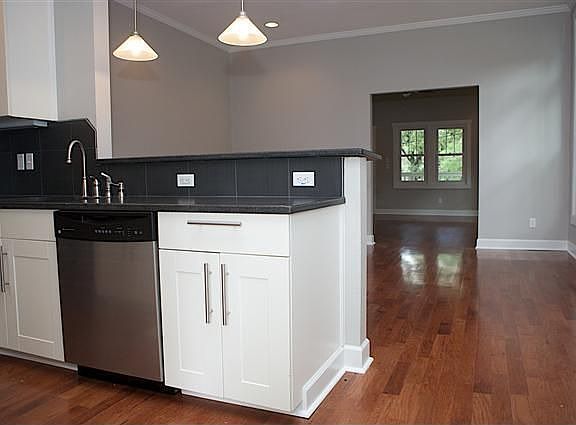 5th image of 600 N Elm St #A