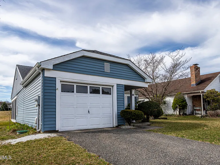 73 Buckingham Dr N — Photo 2