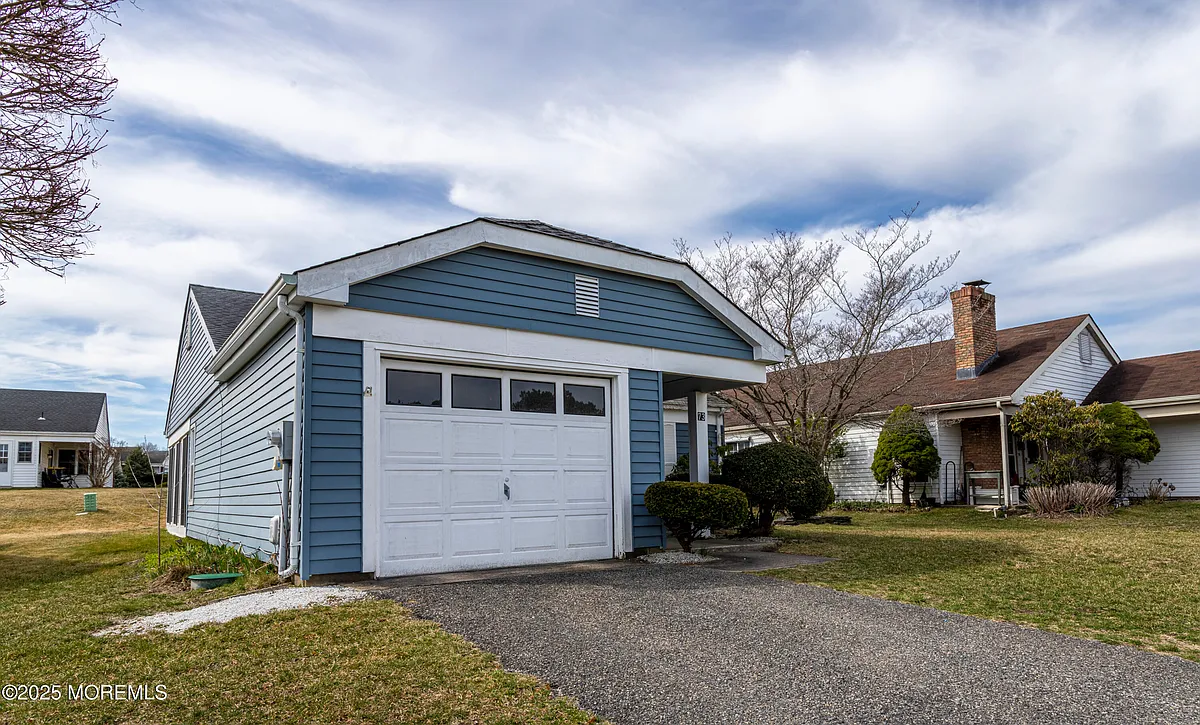Building Photo - 73 Buckingham Dr N