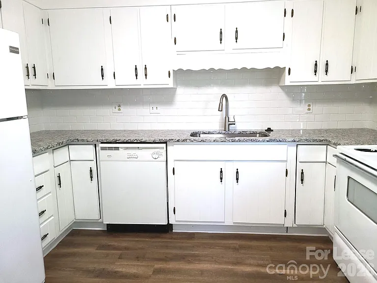 2141 Selwyn Ave #111 — Photo 2