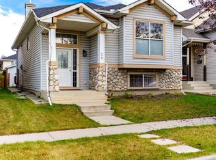 34 S Prestwick Lndg SE, Calgary, AB T2Z 3S3