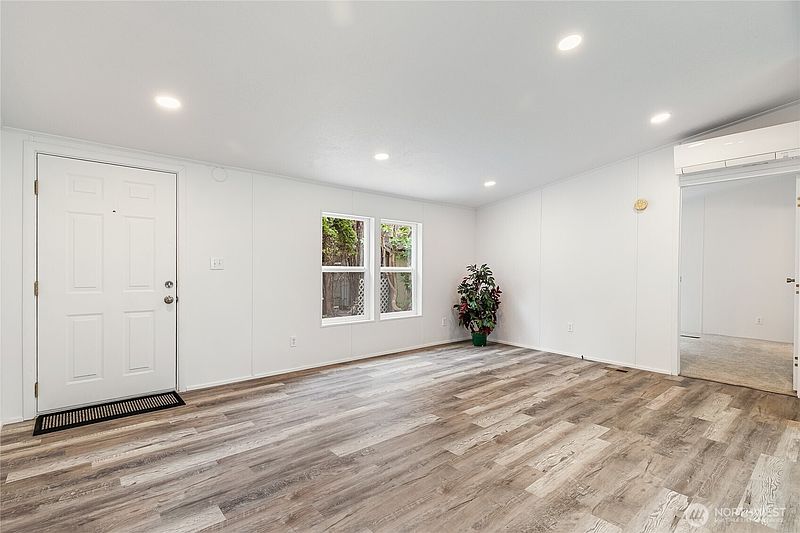 5th image of 2350 Douglas Road #39
