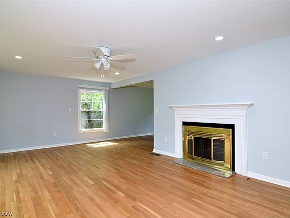 3rd image of 2492 Newbury Dr