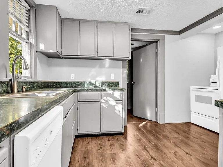 1211 Stanley St SW — Photo 5