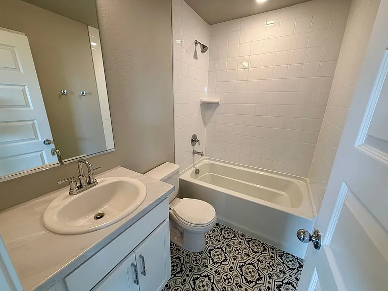 1353 Reynolds St #18E — Photo 15