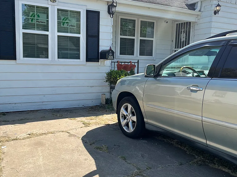 326 E Young Pl — Photo 9