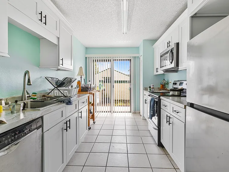 603 SW Jeanne St — Photo 3