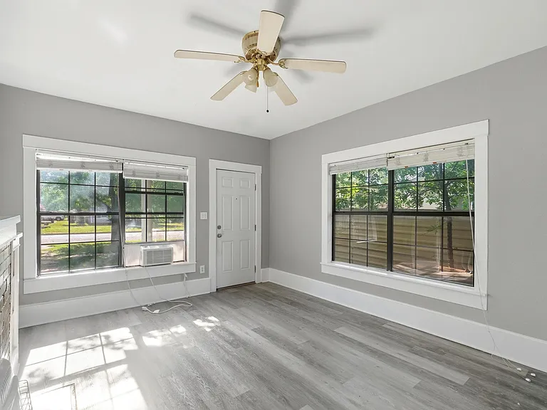 735 Victoria St — Photo 14