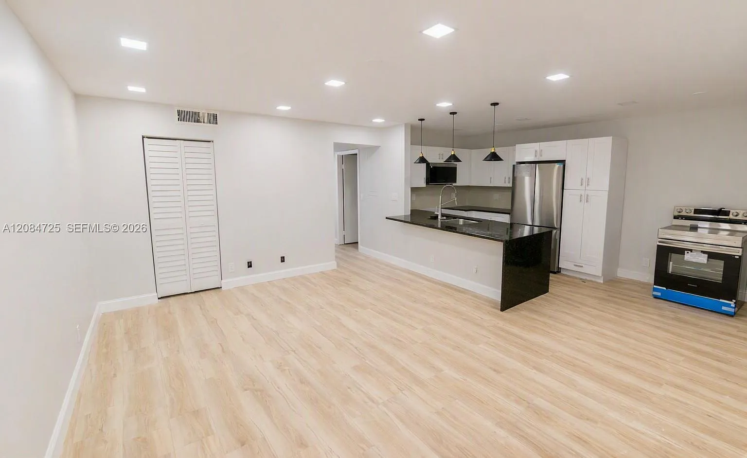 Village Green 4 Condo — Photo 1