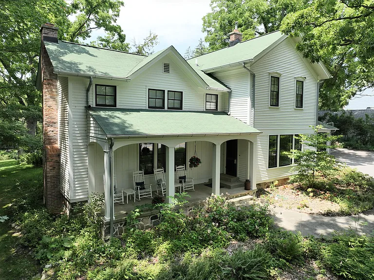 941 Newport Rd — Photo 2