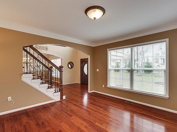 2nd image of 4813 Virginia St