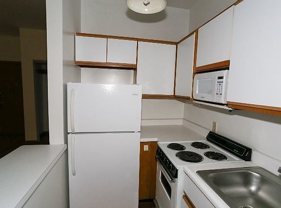 3rd image of 635 W Barry Ave #D201
