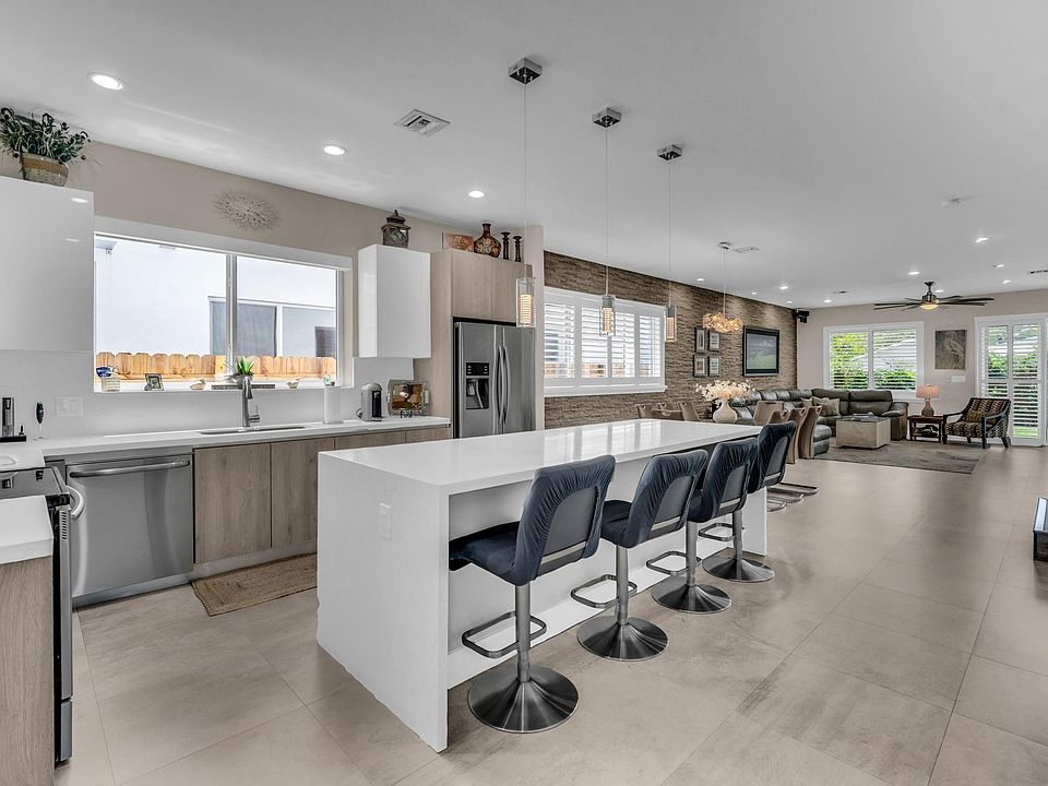 1st image of 807 SW 7th Avenue