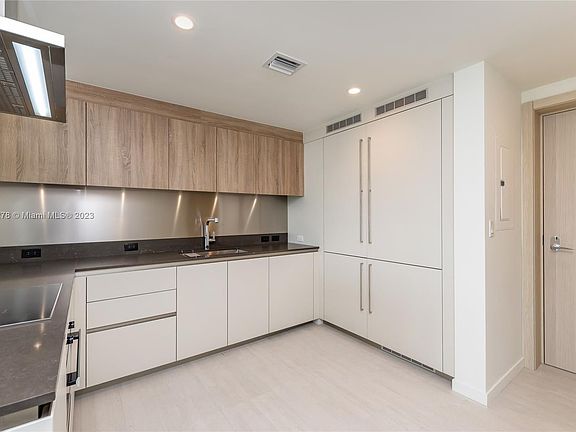 5th image of 1000 Brickell Plz #3704