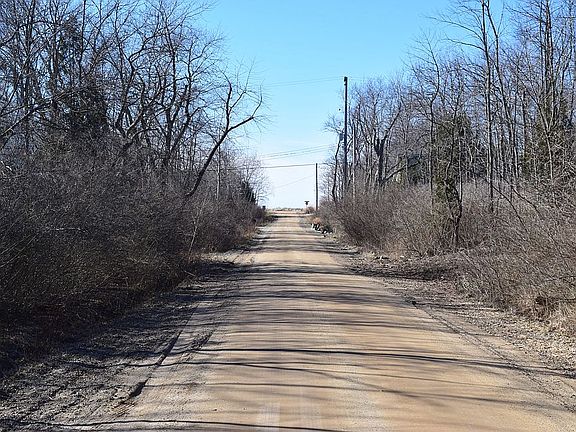 Walk quiet street to Lk Mich