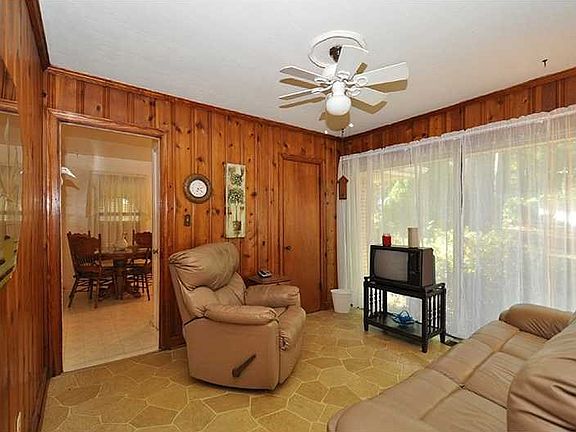 5th image of 1069 Parkwood Dr