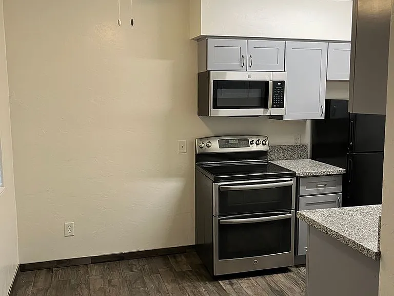 3700 N Fairview Ave — Photo 11