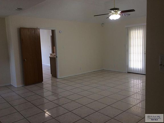 3rd image of 109 Live Oak Cir