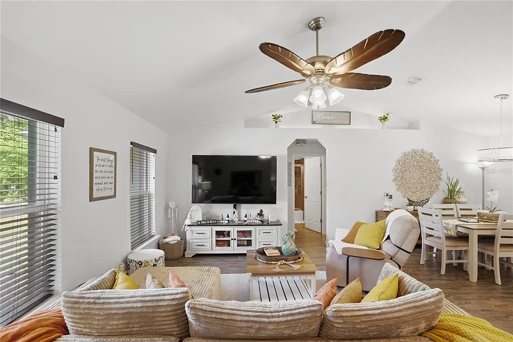 3 bed, 2.0 bath, 1325 sqft, $3,500 — Photo 2