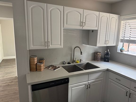4th image of 525 N Niagara St #525