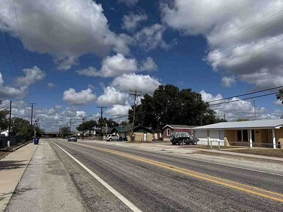 Exterior Neighborhood (street photo)