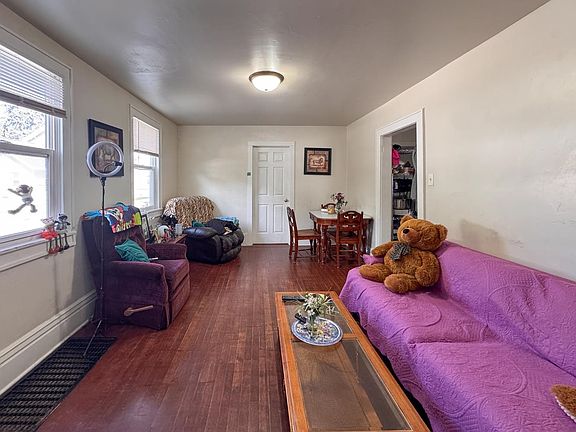 5th image of 1019 E Walnut St