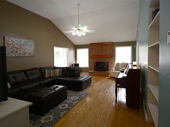 5th image of 878 Sun Vista Dr E