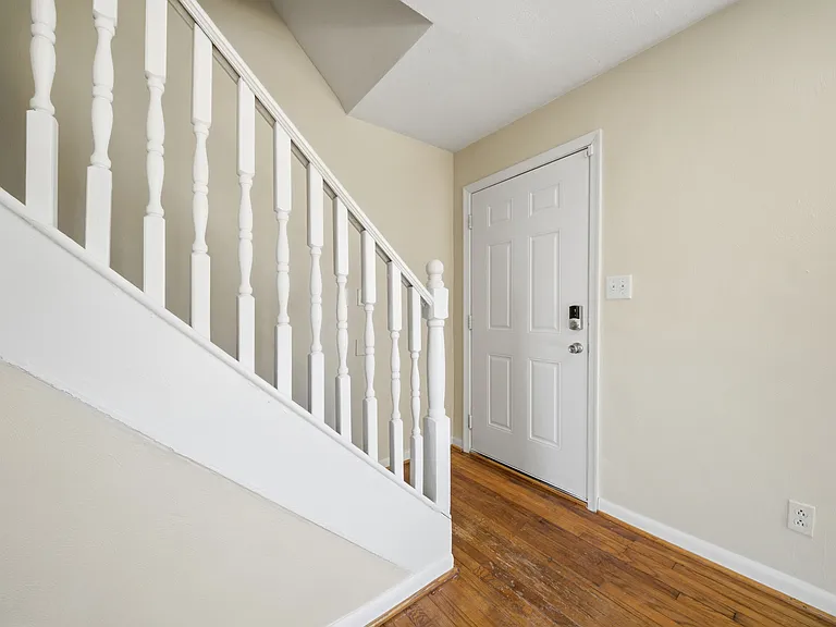 572 Rose Marie Ave — Photo 2