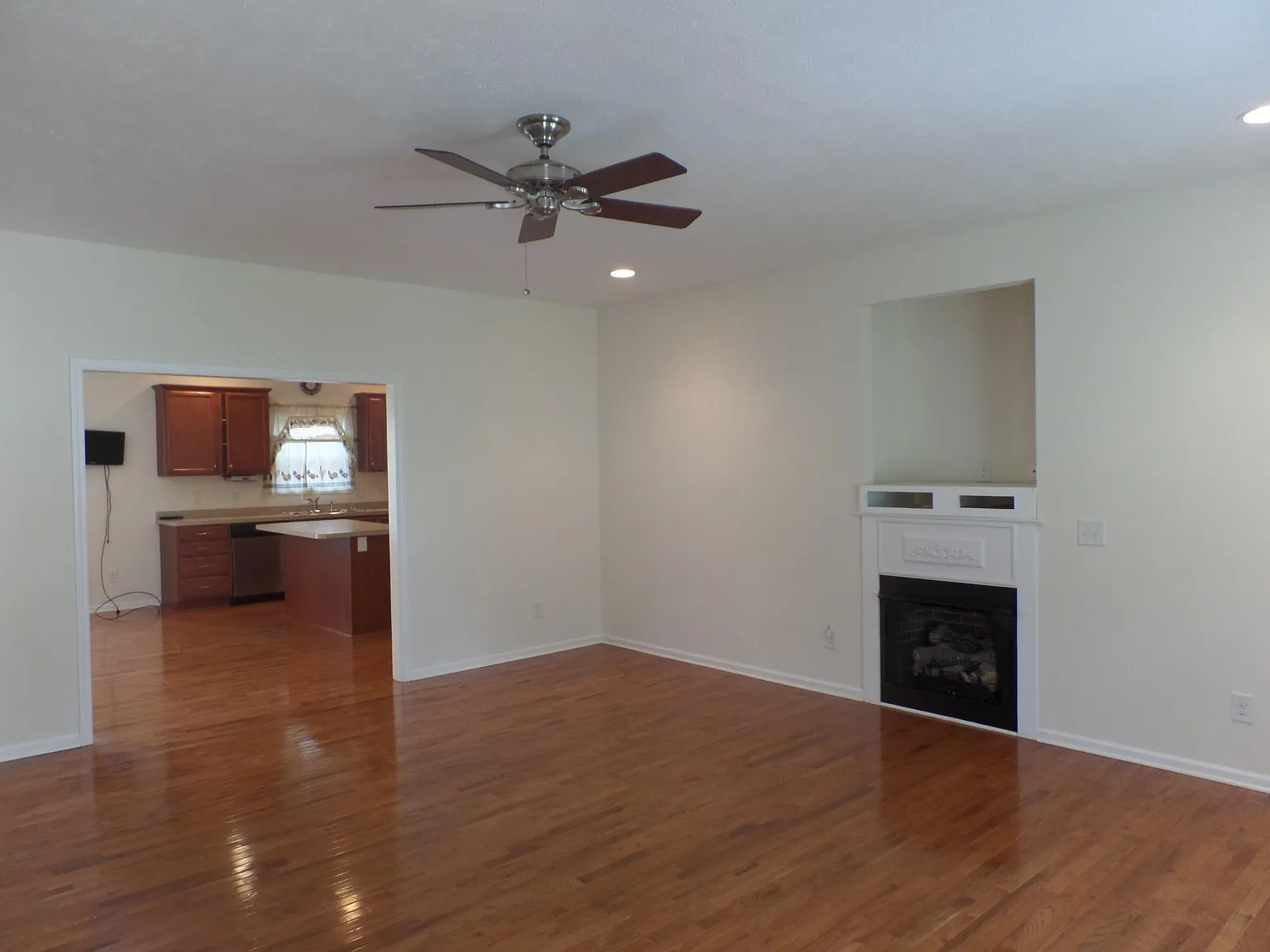 3 bed, 2.0 bath, 1600 sqft, $2,100 — Photo 2