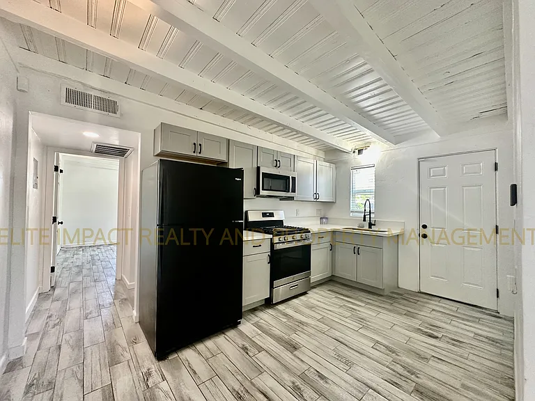 1012 N Grande Ave #1 — Photo 6