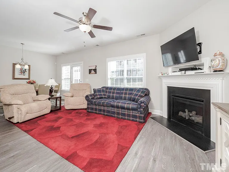 560 Barneswyck Dr — Photo 4