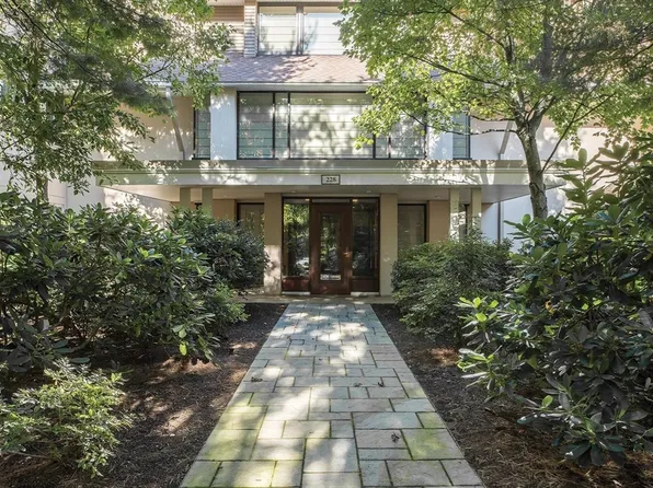 228 Allandale Rd APT 1C, Chestnut Hill, MA 02467