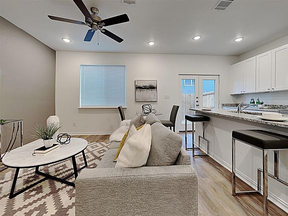 2nd image of 201 Briarwood Ln