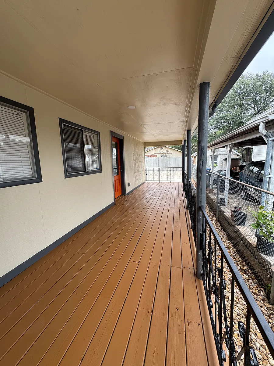 Building Photo - 631 E Mistletoe Ave