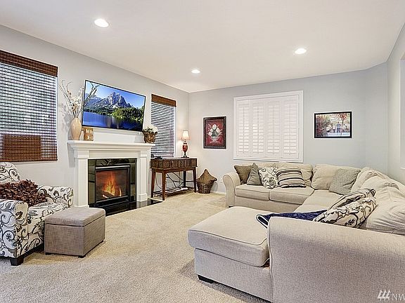 Family room overlooking the greenbelt 