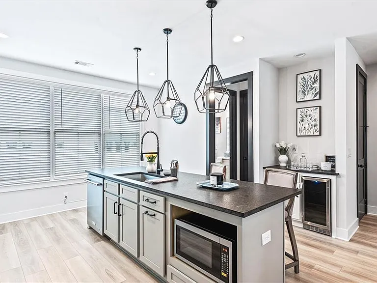 585 King Arnold St — Photo 3