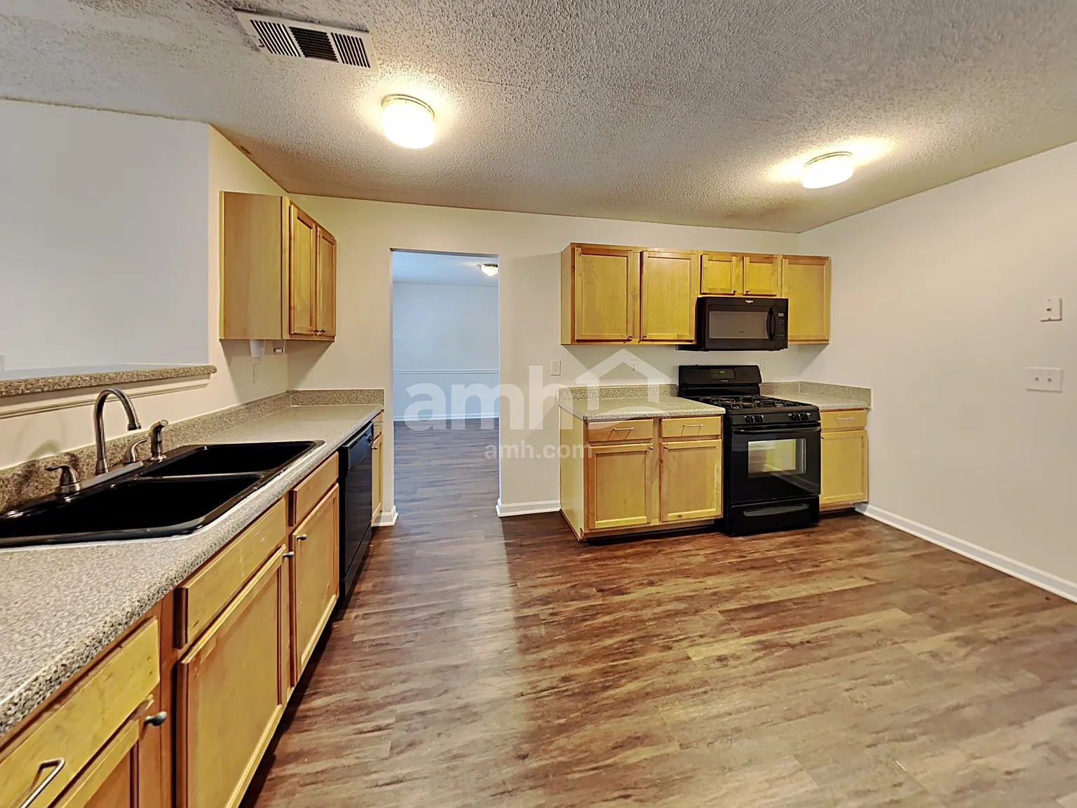 4 bed, 2.5 bath, 2563 sqft, $2,405 — Photo 3