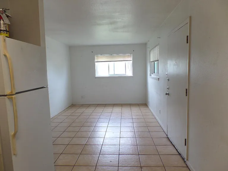 728 W Avenue C — Photo 9